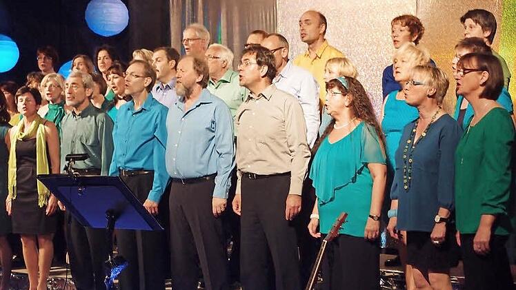 Stimmgewaltig: der Chor Taktzente in Maria Bildhausen Foto: Anton Then