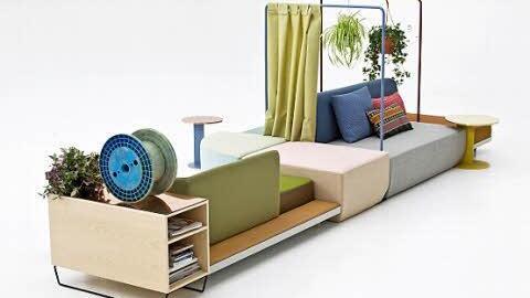 Werner Aisslingers Möbelprogramm Bikini umfasst verschiedene Wohnelemente, darunter Tisch, Hocker, Behälter, Regale und Sitzflächen.  Foto: Studio Aisslinger