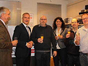 Besuchten den Servicepoint in Bad Brückenau: Redaktionsleiter Paul Ziegler (v. l.), Geschäftsführer Alexander Subat, Gerhard Fläschner, Eva Förtsch (Servicemanagerin Mediengruppe Oberfranken), Sebastian Fläschner und Simon Martin (Servicemanager). Foto: Ulrike Müller