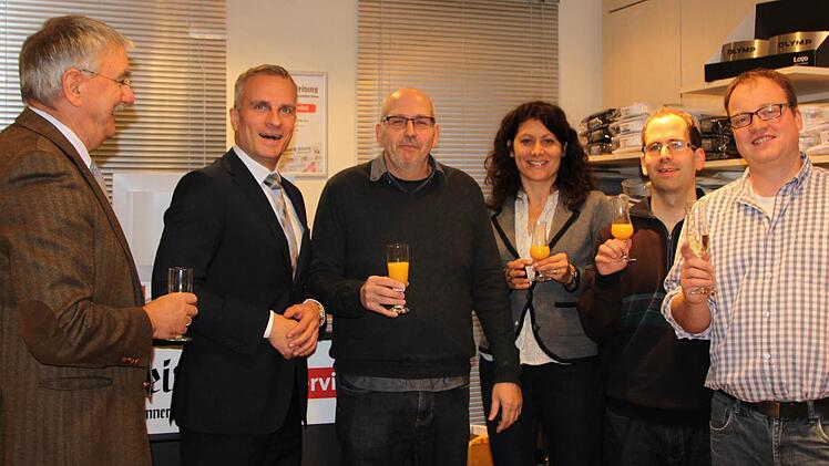 Besuchten den Servicepoint in Bad Brückenau: Redaktionsleiter Paul Ziegler (v. l.), Geschäftsführer Alexander Subat, Gerhard Fläschner, Eva Förtsch (Servicemanagerin Mediengruppe Oberfranken), Sebastian Fläschner und Simon Martin (Servicemanager). Foto: Ulrike Müller