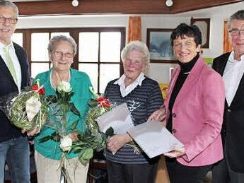 Die Awo Kulmbach zeichnete gleich zwei ehrenamtlich Engagierte für ihre Leistungen aus: Alma Taubenreuther (80) und Gerda Polanetzki (77). Foto: Sonja Adam