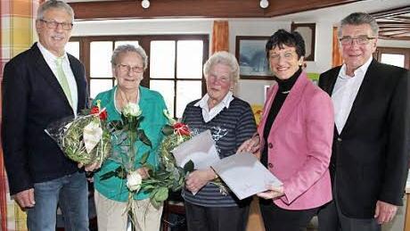 Die Awo Kulmbach zeichnete gleich zwei ehrenamtlich Engagierte für ihre Leistungen aus: Alma Taubenreuther (80) und Gerda Polanetzki (77). Foto: Sonja Adam