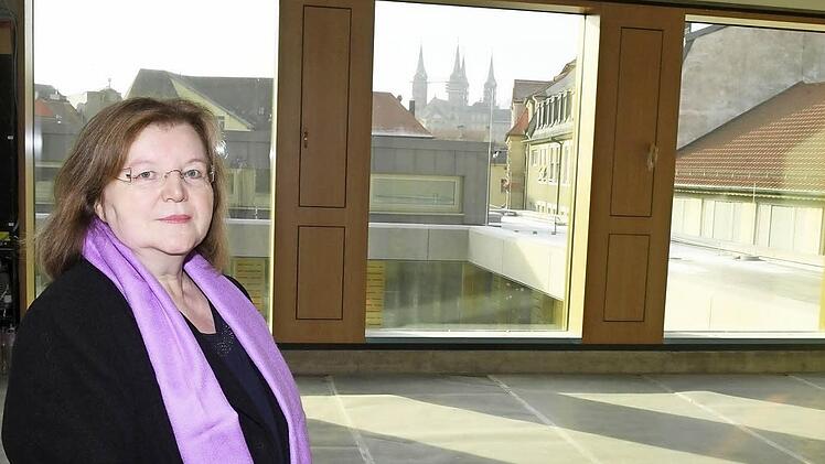 Schulleitern Ingrid Käfferlein in einem Klassenzimmer mit Dom-Blick Foto: Ronald Rinklef