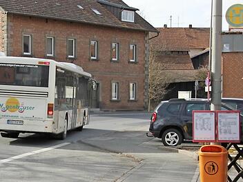 Fährt vorbei und hält nicht an - der (Berufschul-)Bus hatte am Freitag in Maroldsweisach keine Fahrgäste mehr. Foto: Ralf Kestel