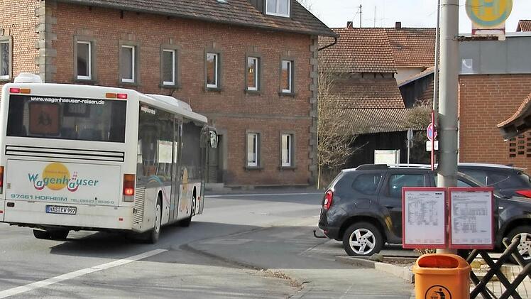Fährt vorbei und hält nicht an - der (Berufschul-)Bus hatte am Freitag in Maroldsweisach keine Fahrgäste mehr. Foto: Ralf Kestel