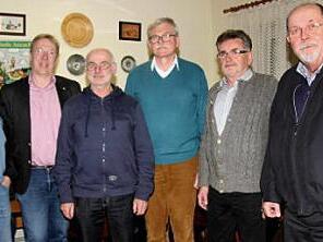 Klaus Schumann (2. v. l.) freute sich, dass Jürgen Nebl, Andreas Scherzer, Georg Menzel, Georg Jordan und Gerhard Maier (v. l.) Verantwortung im Gesangverein übernehmen. Foto: Richard Sänger