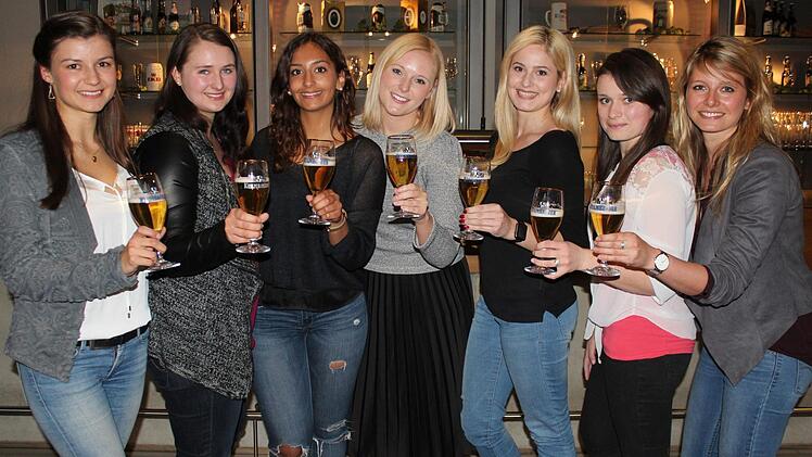 Sieben Prinzessinnen bei der Bierverkostung Foto: Axel Klawuhn