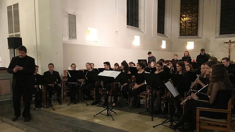 Großen Zuspruch fand das Adventskonzert des Gymnasiums Albertinum in der Coburger Morizkirche. Gestaltet wurde es von zahlreichen Solisten und Ensembles sowie dem Oberstufen- und Mädchenchor.Foto: Jochen Berger