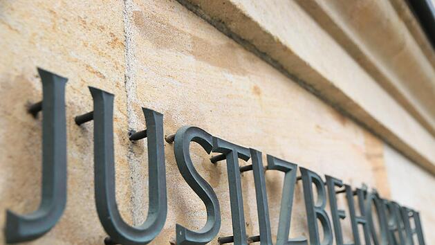 Nach einer Unfallflucht in Kulmbach hatte ein  40_j&auml;hriger  mit seinem  Einspruch gegen einen Strafbefehl  Erfolg. Symbolfoto: Ferdinand Merzbach