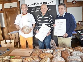 Qualitätsprüfer Manfred Stiefel (l.) überreichte die Zertifikate für Qualitätsbrote - hier u. a. an Bäckermeister Willi Müller/Neufang (M.) und an Bäckermeister und Innungs-Obermeister Gerhard Löffler/Kleintettau. Foto: K.- H. Hofmann