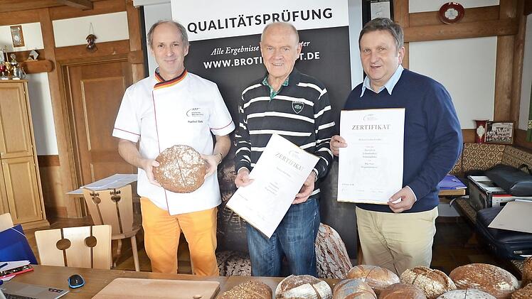 Qualitätsprüfer Manfred Stiefel (l.) überreichte die Zertifikate für Qualitätsbrote - hier u. a. an Bäckermeister Willi Müller/Neufang (M.) und an Bäckermeister und Innungs-Obermeister Gerhard Löffler/Kleintettau. Foto: K.- H. Hofmann