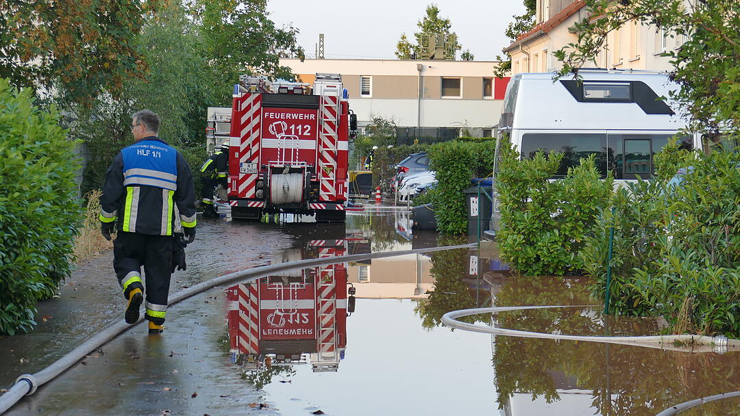 Wie von einem Wasserfall wurden Keller geflutet