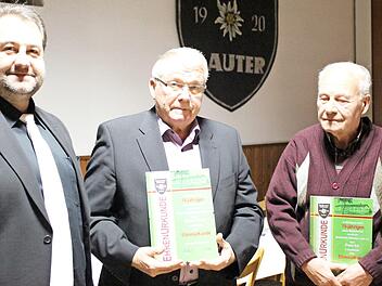 Für ihre Treue zum Verein wurden Franz Exl und Günther Digel für 70 Jahre Mitgliedschaft ausgezeichnet.  Foto: Musikverein