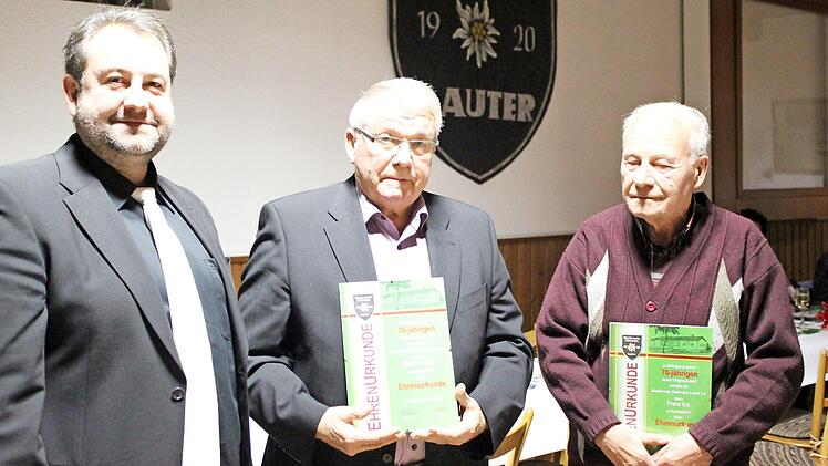 Für ihre Treue zum Verein wurden Franz Exl und Günther Digel für 70 Jahre Mitgliedschaft ausgezeichnet.  Foto: Musikverein
