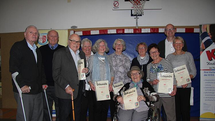 Die Ehrenvorsitzenden (von links) Anton Schreiner und Winfried Benner mit den geehrten Mitgliedern August Oschmann, Erika Böhm, Eleonore Eberlein, Ingeborg Eisemann, Hedwig Schmitt  und Gerda Augsburg (50 Jahre Vereinstreue), Christa Hannawacker (65 Jahre), Margarete Büttner (60 Jahre) und Vorsitzender Matthias Benner.  Foto: Angelika Silberbach