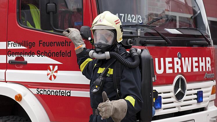In Leutershausen ist eine Scheune niedergebrannt. Wegen des starken Rauchs ist die Ortsdurchfahrt gesperrt. Die Lösch- und Aufräumarbeiten dauern noch immer an. Symbolfoto: Arno Burgi/dpa-Bildfunk