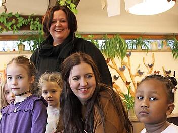 Die Erzieherinnen Susanne Bös-Naumann (hinten) und Melanie Mantel mit den Kindern Valerie, Mia, Milla und Obse (von links) in der Kita St. Michael in Zeil. Foto: Andreas Lösch