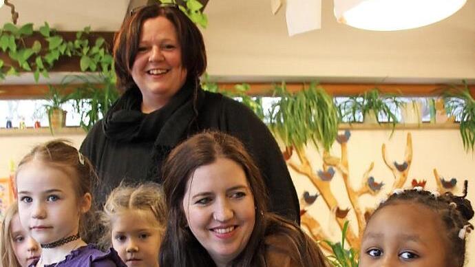 Die Erzieherinnen Susanne Bös-Naumann (hinten) und Melanie Mantel mit den Kindern Valerie, Mia, Milla und Obse (von links) in der Kita St. Michael in Zeil. Foto: Andreas Lösch