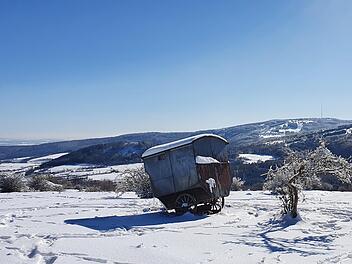 Das Bild von Elisabeth Knacker belegte den ersten Platz beim  Bischofsheimer Fotowettbewerb "Mein schönstes Rhöner Winterbild". Es wurde  am Weg zum Himmeldunkberg aufgenommen und zeigt den Blick in Richtung  Arnsberg und Kreuzberg. Foto: Elisabeth Knacker
