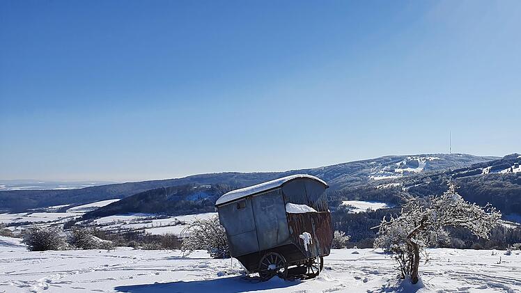 Das Bild von Elisabeth Knacker belegte den ersten Platz beim  Bischofsheimer Fotowettbewerb "Mein schönstes Rhöner Winterbild". Es wurde  am Weg zum Himmeldunkberg aufgenommen und zeigt den Blick in Richtung  Arnsberg und Kreuzberg. Foto: Elisabeth Knacker