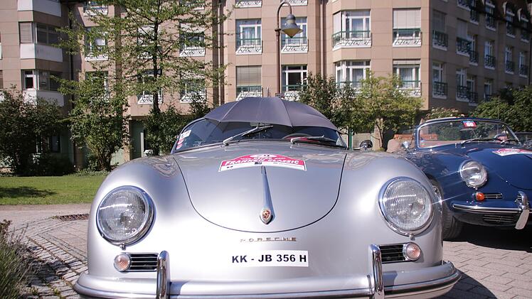 Schöne Oldtimer gab es beim Start der Franken Classic in der Kurhausstraße zu sehen. Foto: Benedikt Borst