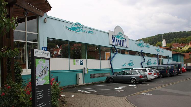 Besucher der Therme Sinnflut in Bad Brückenau können sich vorerst freuen: Der Badebetrieb läuft noch bis ins kommendes Jahr weiter. Foto: Julia Raab