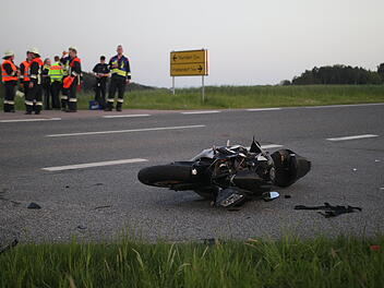 Motorradfahrer bei Unfall im Kreis Ansbach schwer verletzt – Rettungshubschrauber im Einsatz