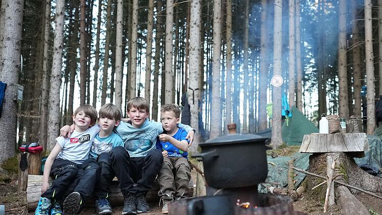 Die Kinder der Familie Scharf-Gessel haben in Oberbayern gelernt, wie man im Wald Feuer macht und essbare Pflanzen zubereitet.