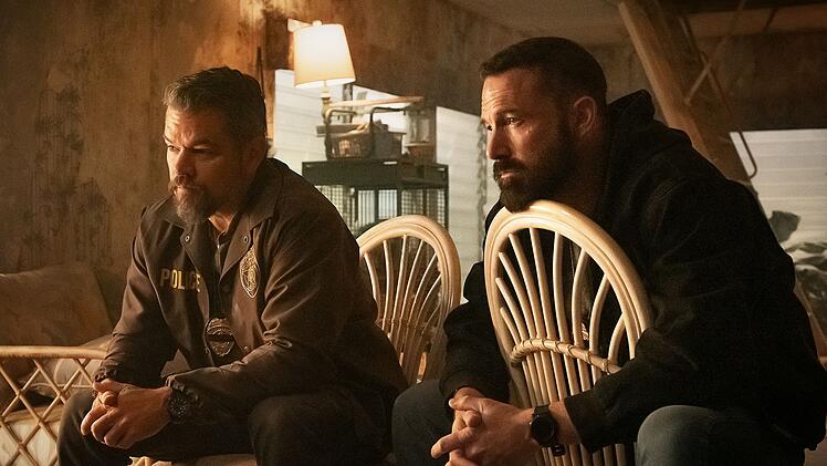 Matt Damon (links) und Ben Affleck im Netflix-Thriller "The Rip": die beiden Hollywood-Buddies produzierten einen gemeinen kleinen Cop-Thriller, den man nicht nur als bleihaltigen Actionfilm, sondern auch als Allegorie auf ein gespaltenes Amerika lesen kann.