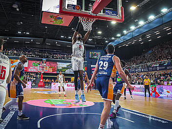 Bamberg Baskets jubeln nach Zitterspiel in Rostock