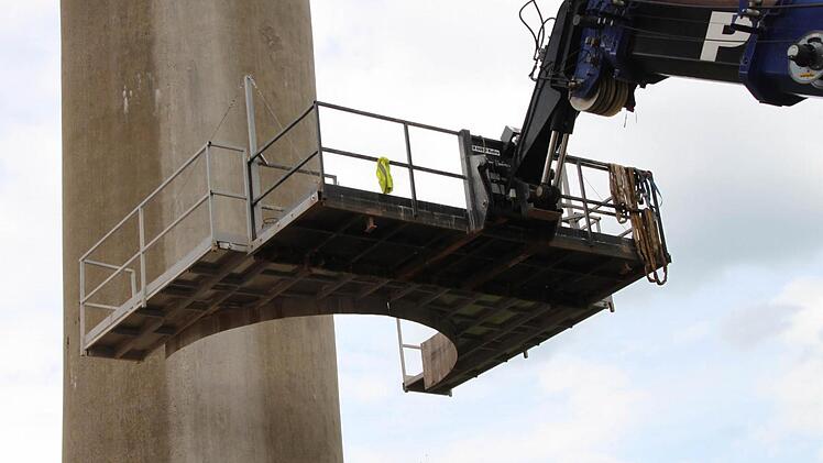 Über dem Fundament und etwa in der Mitte werden die Pfeiler eingeschnitten, ...