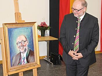"Altbürgermeister" von Ebern, darf sich Robert Herrmann seit Donnerstag nennen. Dieser Titel wurde ihm vom Stadtrat Ebern einstimmig zugesprochen. Sein Porträt wird in der "Bürgermeisterahnengalerie" im Rathaus neben seinen Vorgängern einen Platz erhalten. Foto: Helmut Will