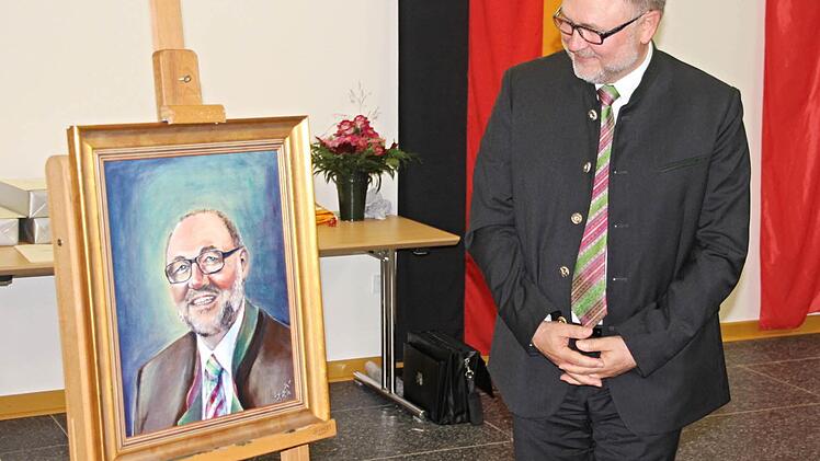 "Altbürgermeister" von Ebern, darf sich Robert Herrmann seit Donnerstag nennen. Dieser Titel wurde ihm vom Stadtrat Ebern einstimmig zugesprochen. Sein Porträt wird in der "Bürgermeisterahnengalerie" im Rathaus neben seinen Vorgängern einen Platz erhalten. Foto: Helmut Will