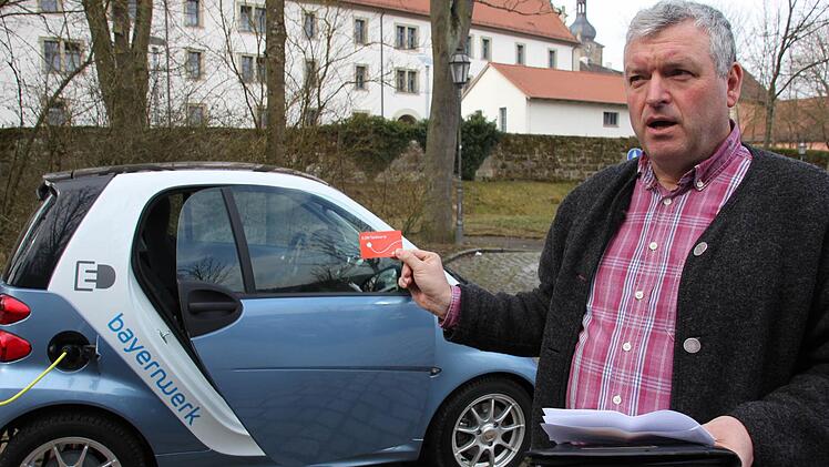 Bürgermeister Jürgen Hennemann zeigt eine der Ladekarten.Foto: Ralf Kestel