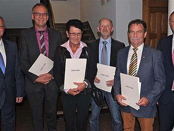 Landrat Thomas Bold (rechts) und (v. l.) Bürgermeister Gotthard Schlereth gratulierten Walter Manger, Gabriele Pentenrieder, Hubert Fröhlich und Reiner Herold. Foto: Gerd Schaar