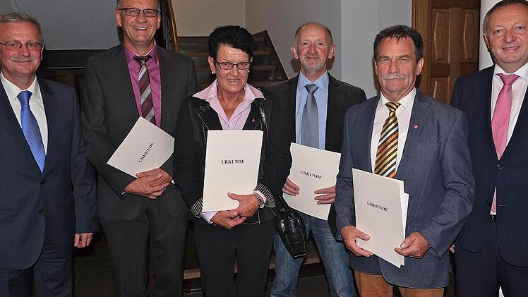 Landrat Thomas Bold (rechts) und (v. l.) Bürgermeister Gotthard Schlereth gratulierten Walter Manger, Gabriele Pentenrieder, Hubert Fröhlich und Reiner Herold. Foto: Gerd Schaar