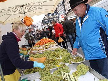 Mit Vitaminen für die kühlere Jahreszeit konnte man sich auf dem Obstmarkt in Bad Staffelstein eindecken. Fotos: Gerda Völk