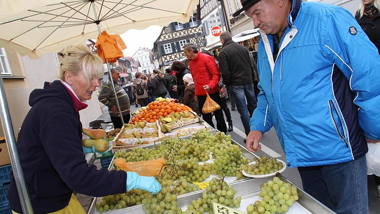 Mit Vitaminen für die kühlere Jahreszeit konnte man sich auf dem Obstmarkt in Bad Staffelstein eindecken. Fotos: Gerda Völk
