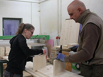 Christian Herbst baut mit Praktikantin Nicole Schönstein in der Schnebeser Werkstatt ein Regal zusammen. Fotos: Klaus Klaschka