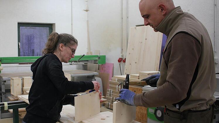 Christian Herbst baut mit Praktikantin Nicole Schönstein in der Schnebeser Werkstatt ein Regal zusammen. Fotos: Klaus Klaschka