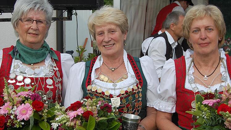 Das Königshaus der Damen (von links): 1. Ritterin Karin Barth, Königin Marlies Backer, 2. Ritterin Otti Schramm
