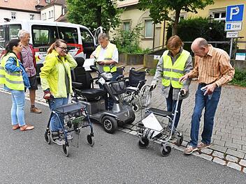 Norbert Köstler (rechts) weist in die Handhabung der Hilfsmittel ein.Foto: Ronald Rinklef