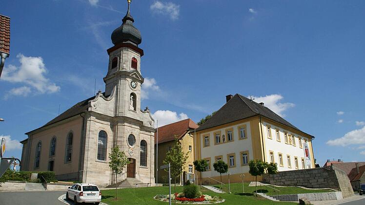 Der historische Kern von Prölsdorf mit der Kirche Sankt Sebastian, der ehemaligen Zehntscheune und dem Pfarrhaus (rechts).  Fotos: Sabine Weinbeer