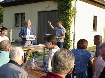 Ortssprecher Johannes Krumm (rechts) und Bürgermeister Karlheinz Kickuth (Mitte) erläuterten die Planung für das neue Dorfgemeinschaftshaus, das allerdings kostengünstiger werden muss. Foto: Wifnried Ehling