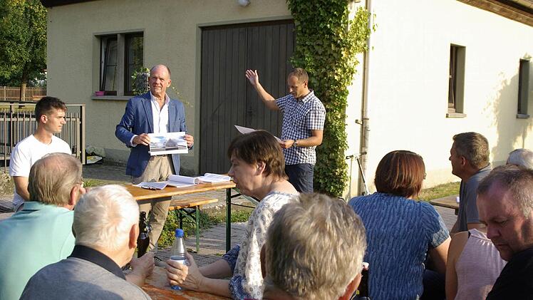 Ortssprecher Johannes Krumm (rechts) und Bürgermeister Karlheinz Kickuth (Mitte) erläuterten die Planung für das neue Dorfgemeinschaftshaus, das allerdings kostengünstiger werden muss. Foto: Wifnried Ehling