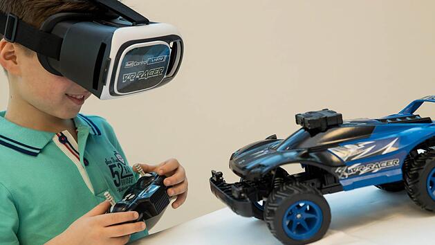 Der kleine Romeo spielt am Rande der Pressekonferenz zur Spielwarenmesse mit dem "Revell Control X-treme Raver VR Racer" von Revell. Das Spielzeug ist f&uuml;r den "Toy-Award" nominiert. Foto: Daniel Karmann, dpa