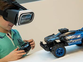 Der kleine Romeo spielt am Rande der Pressekonferenz zur Spielwarenmesse mit dem "Revell Control X-treme Raver VR Racer" von Revell. Das Spielzeug ist für den "Toy-Award" nominiert. Foto: Daniel Karmann, dpa