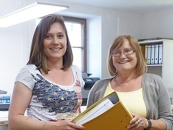 Die neue Kämmerin Beate Nüsslein (links) bekommt die Akten von ihrer Vorgängerin Elisabeth Dicker.  Foto: Carmen Schwind