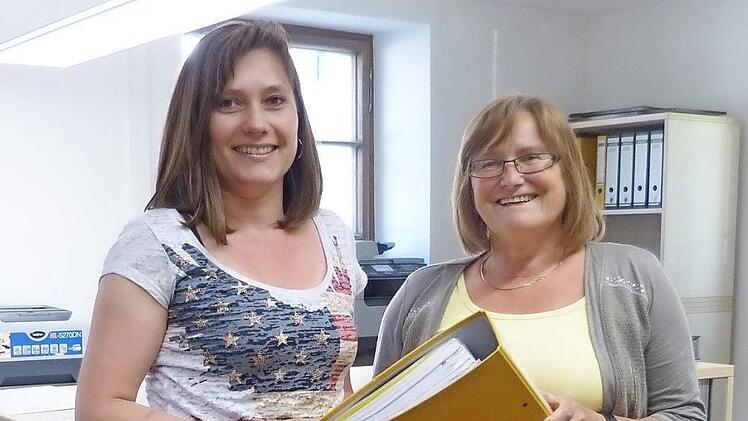 Die neue Kämmerin Beate Nüsslein (links) bekommt die Akten von ihrer Vorgängerin Elisabeth Dicker.  Foto: Carmen Schwind