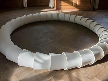 Die formschönen und feingeschliffenen Kunstwerke von Hans Karl Kandel strahlen eine geheimnisvolle Atmosphäre aus, die den Blick am Kunstwerk festhält und nur ungern wieder freigibt. Die Plastiken beziehen das Licht als ein veränderndes Element ein. Fotos: Ulrike Langer